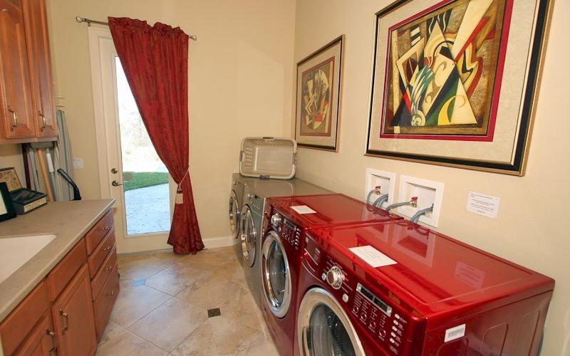 Lakeside Villa: Opulent 8br Paradise In St. Georges Manor, Formosa Gardens, Fl *