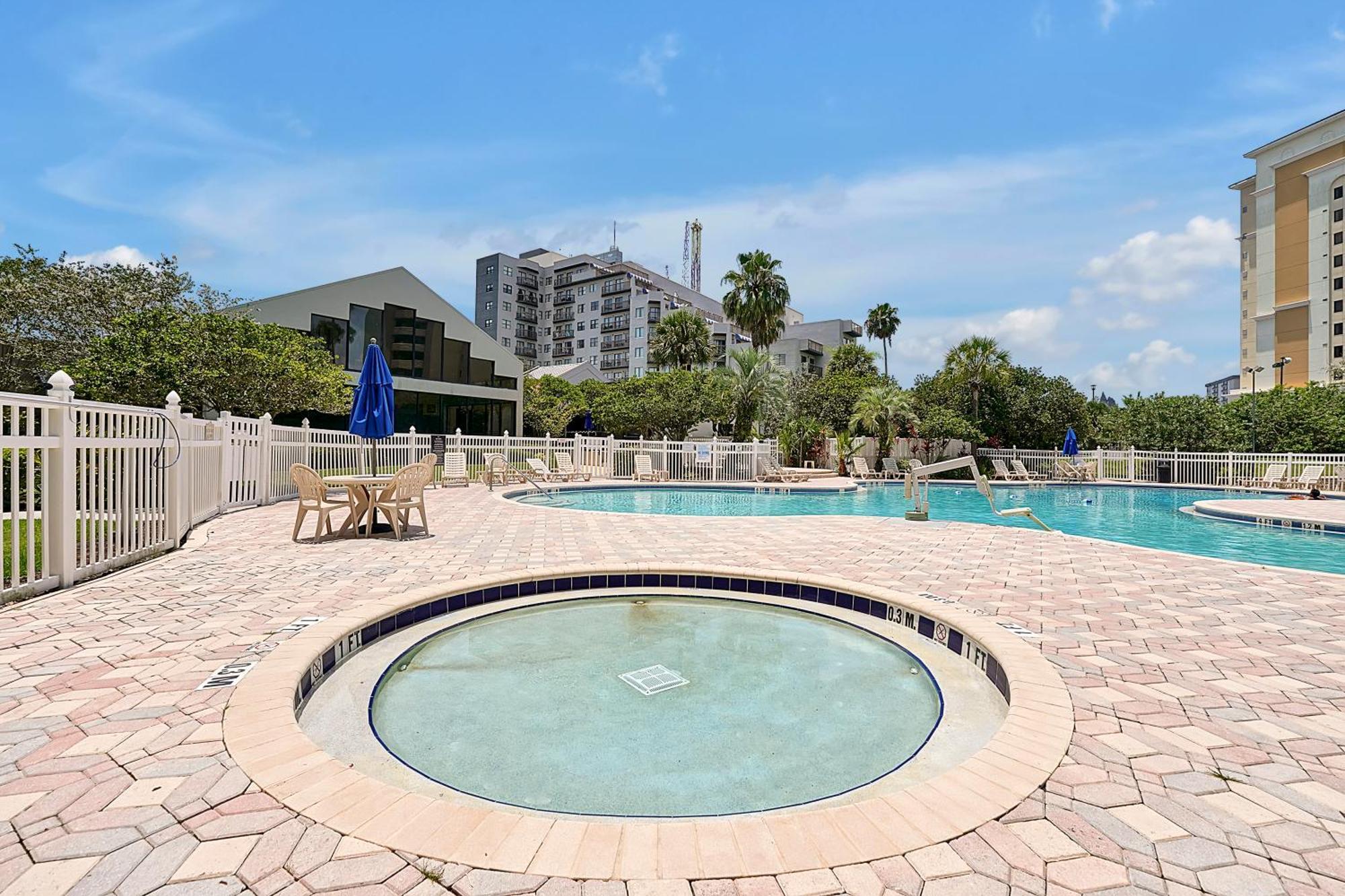 Cozy On International Dr. Near Universal Apartment