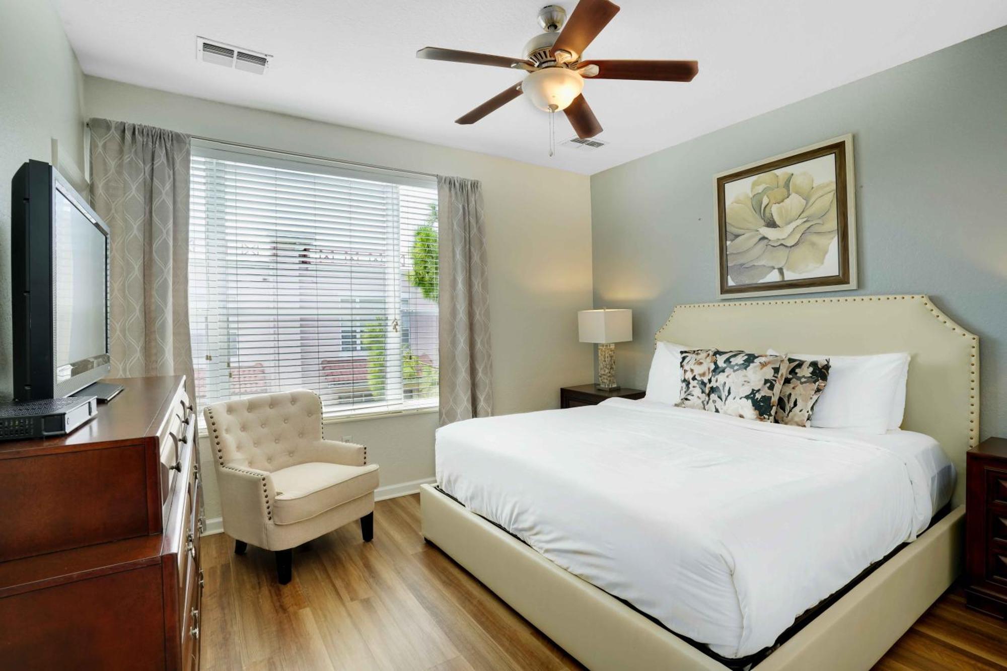Spacious Townhome Wpatio Garage Sleeps10 Holiday home *