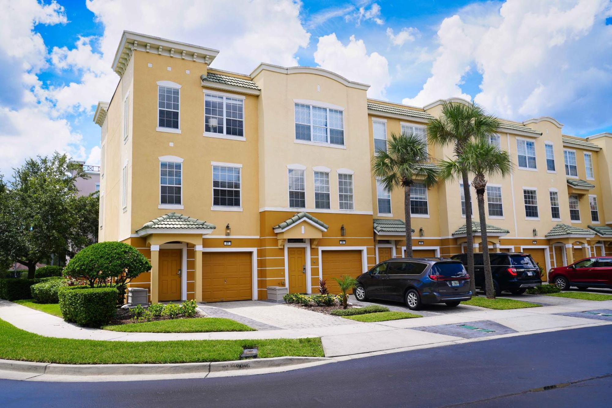 Spacious Townhome Wpatio Garage Sleeps10 Holiday home