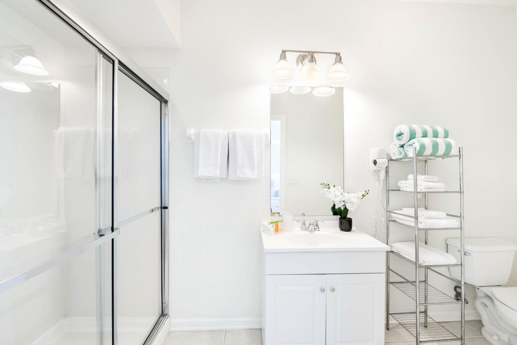 Beautiful Newly Updated Townhome Sleeps 10 *