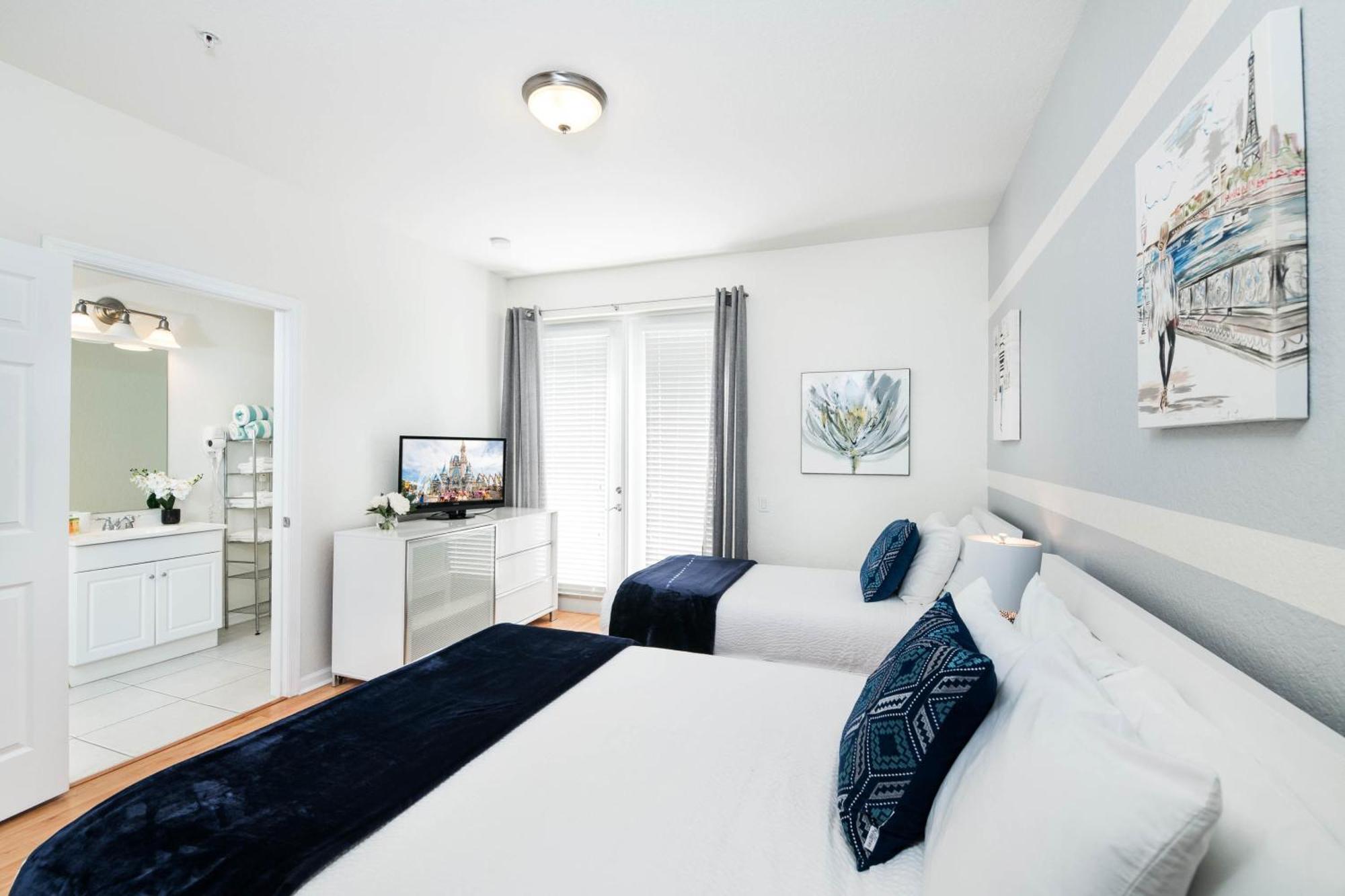 Beautiful Newly Updated Townhome Sleeps 10 Holiday home Orlando