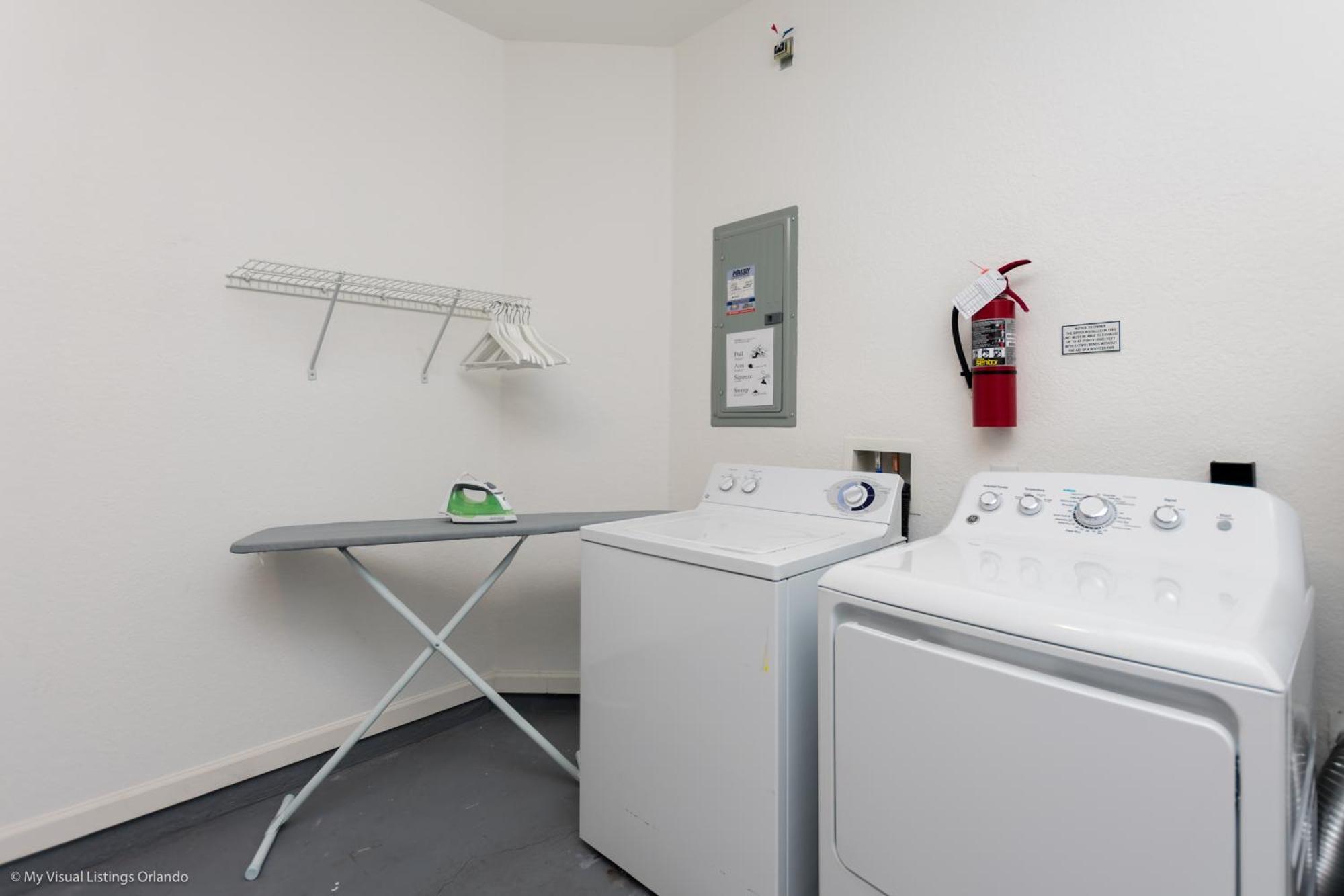 Beautiful Newly Updated Townhome Sleeps 10 Orlando