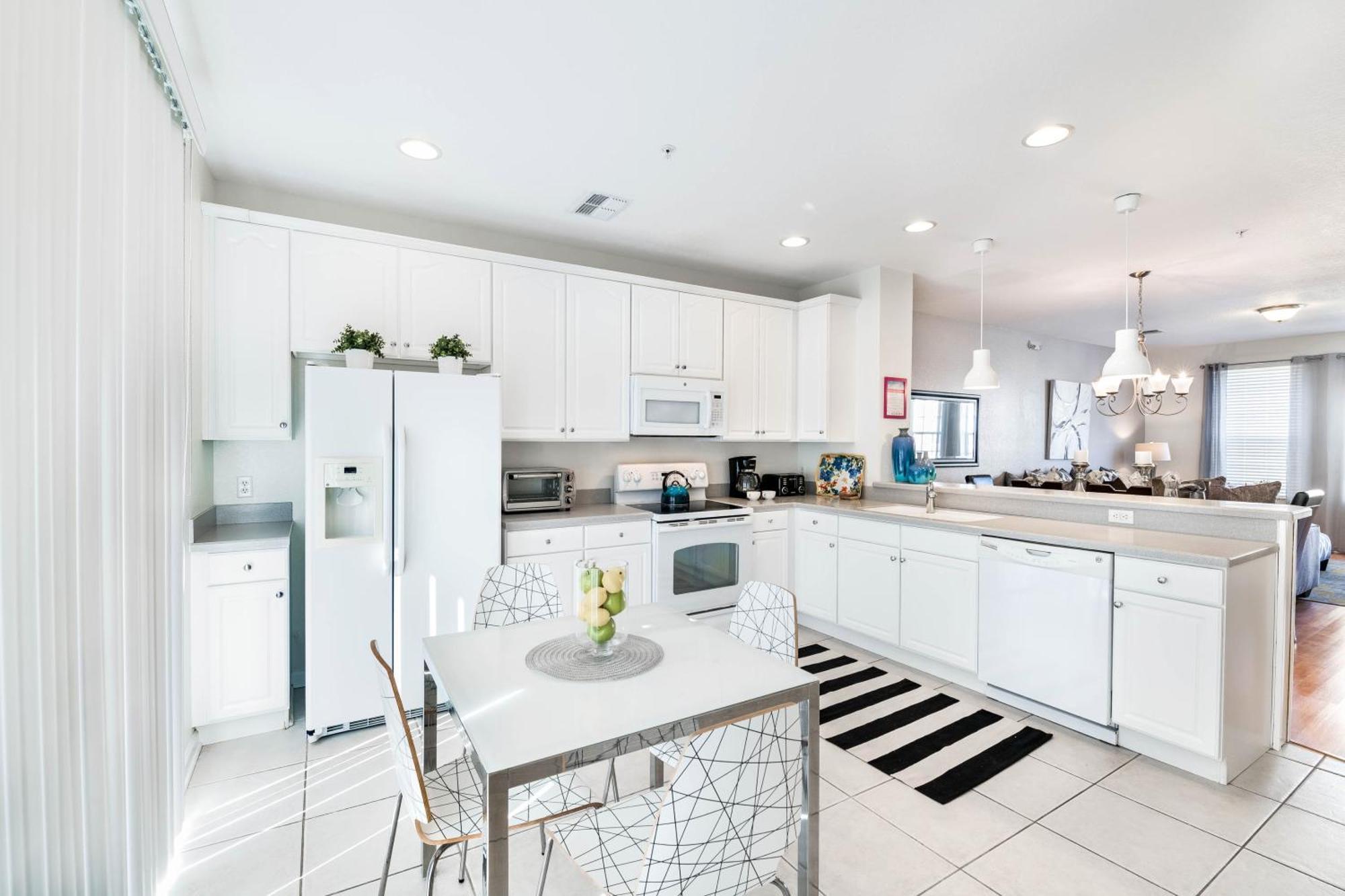 Beautiful Newly Updated Townhome Sleeps 10 Orlando