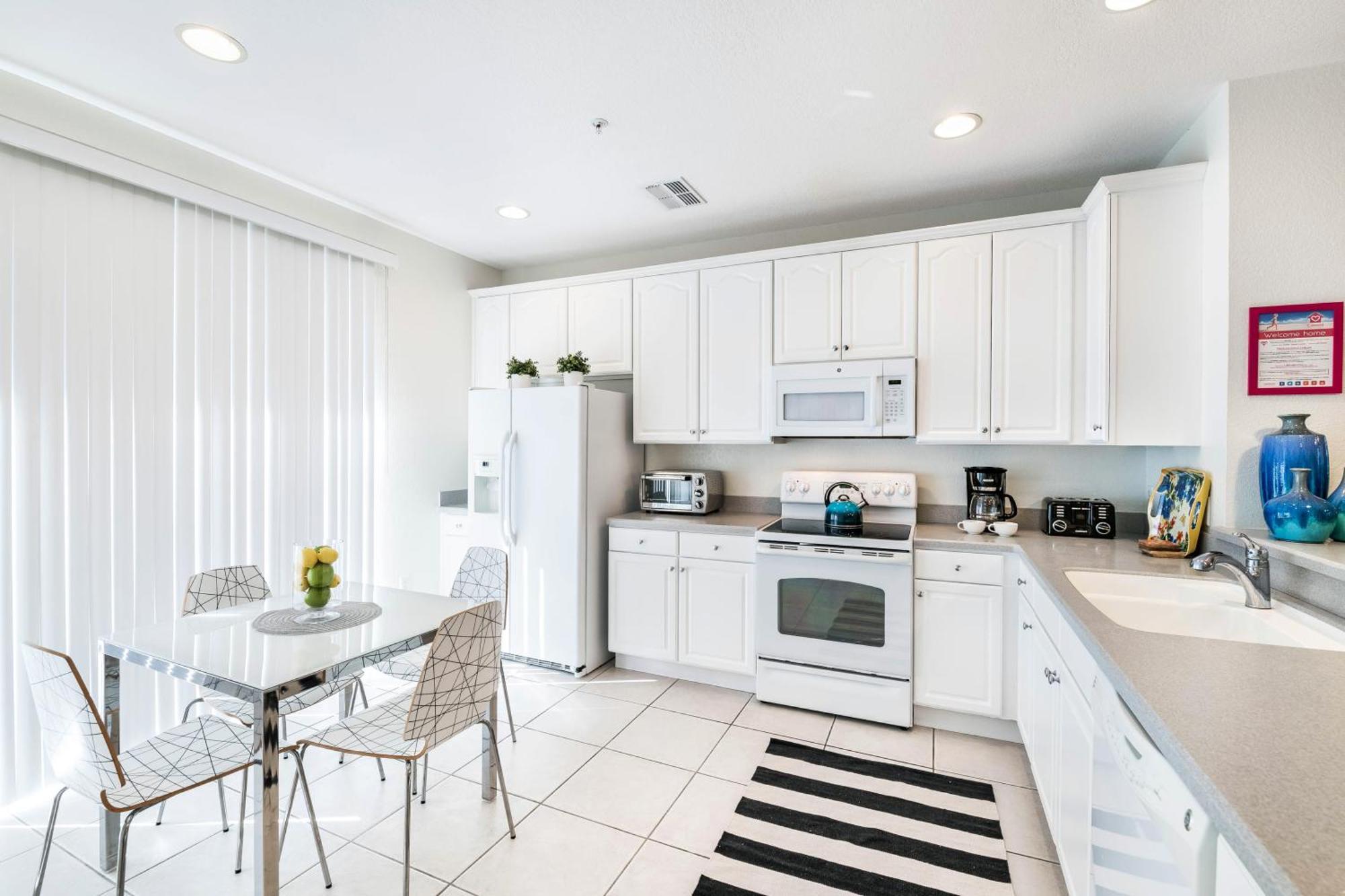 Beautiful Newly Updated Townhome Sleeps 10 Orlando