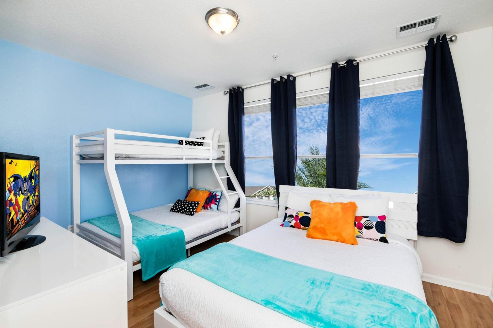 Beautiful Newly Updated Townhome Sleeps 10 *