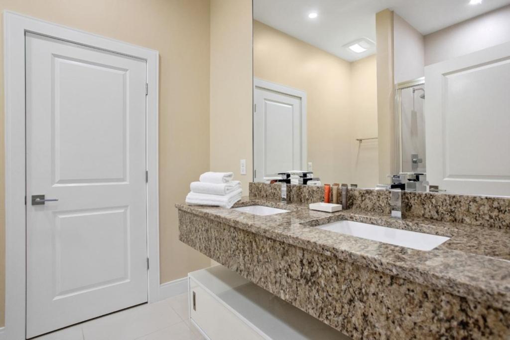 4 Bedroom- 4,5 Bathroom Magic Village 3239 Ba