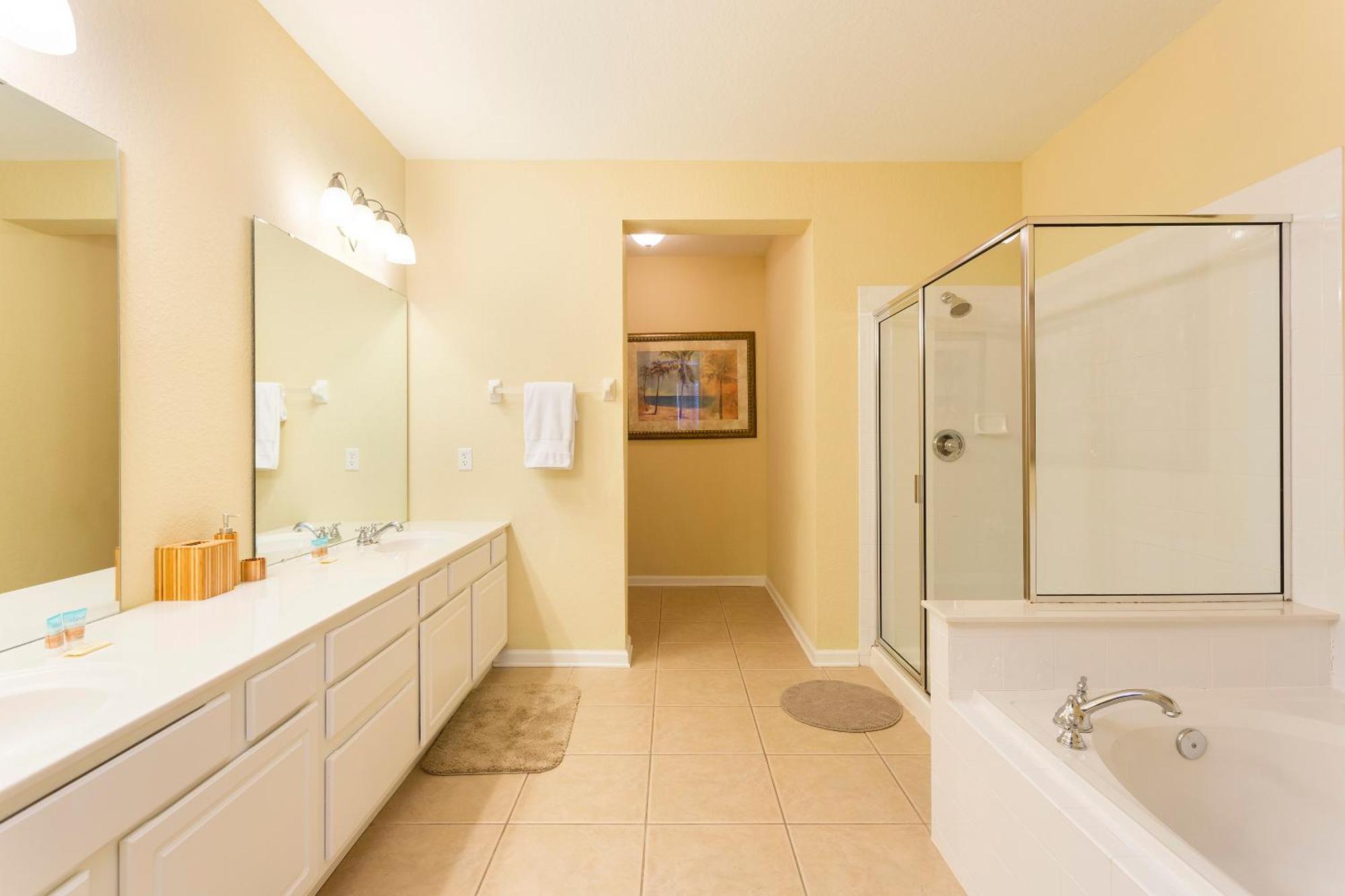 Renovated 4br 5min Conv Center Holiday home