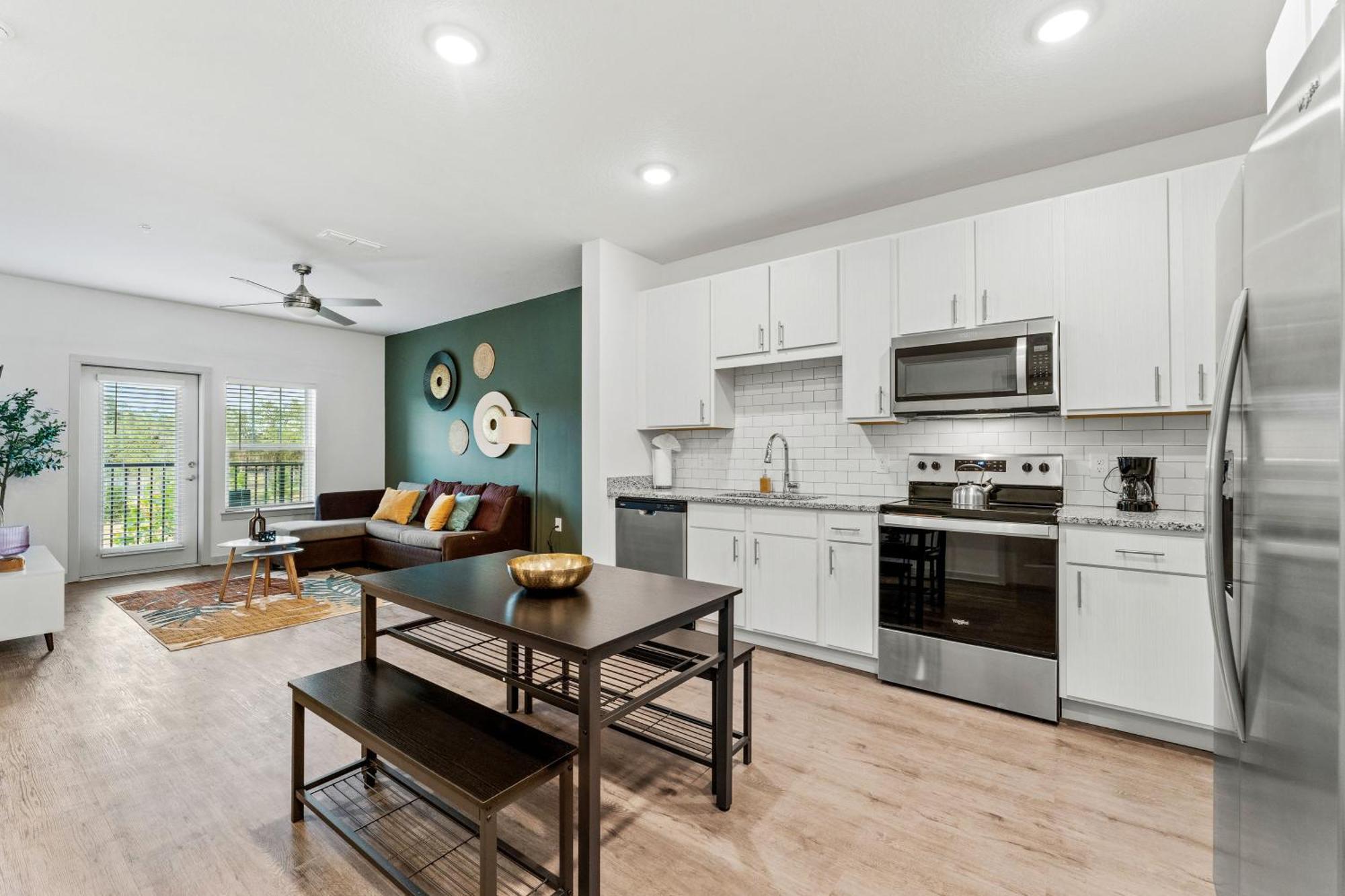 Complete ,10 Min To Parks Pets Allowed, Resort-style Amenities * Orlando