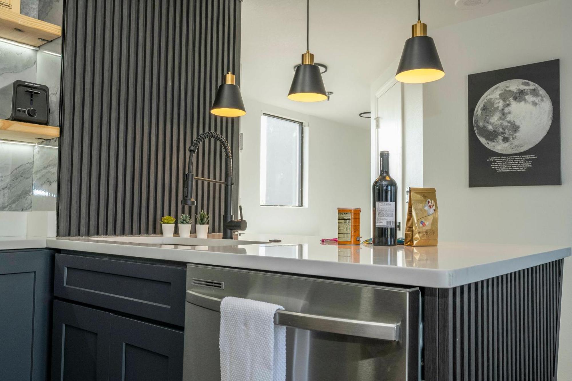 Cozy 2br Condo-modern-best Location-6165 Holiday home