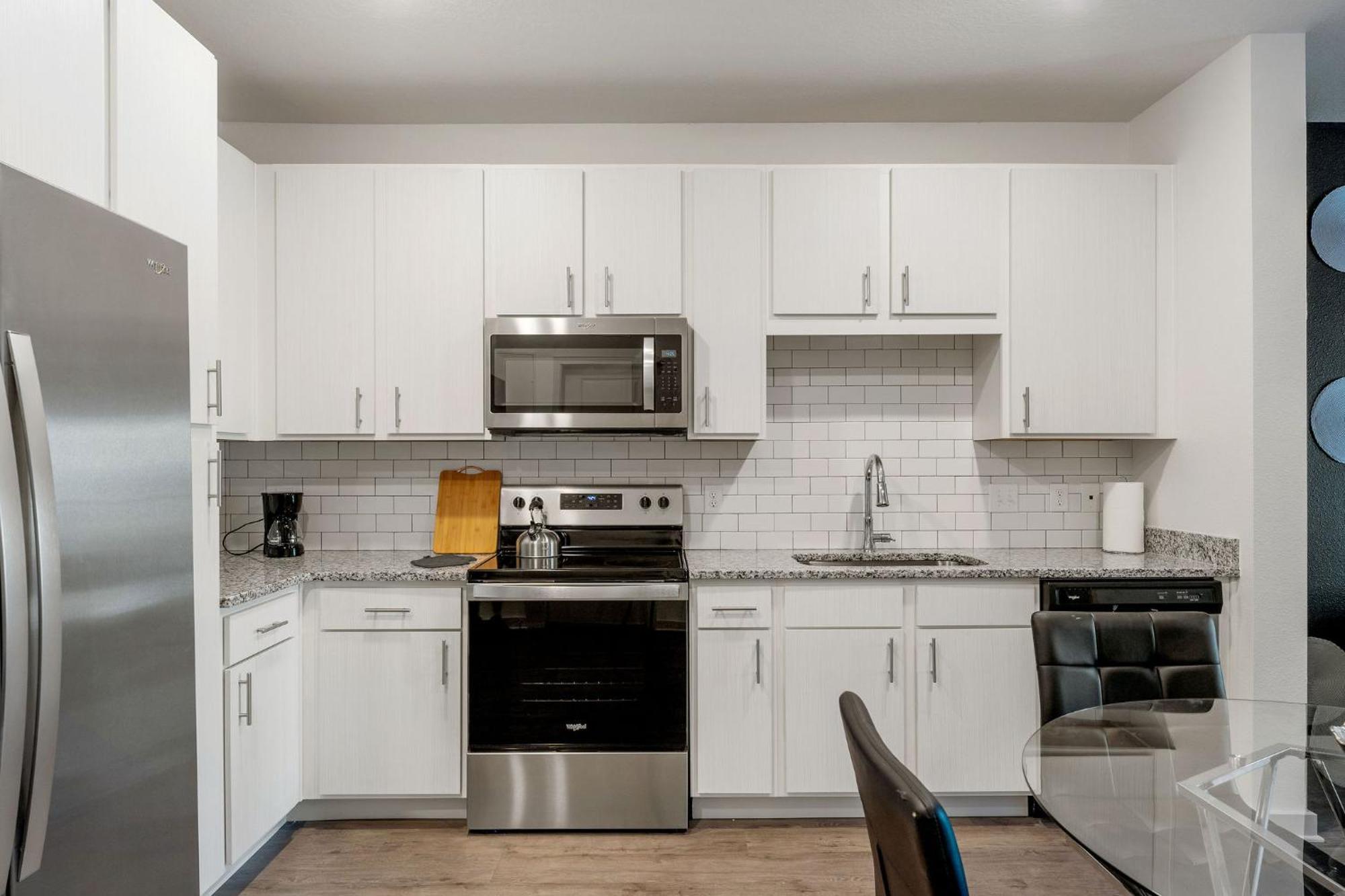 Apartment Complete Contemporary 10 Min To Parks Pets Allowed, Resort-style Amenities
