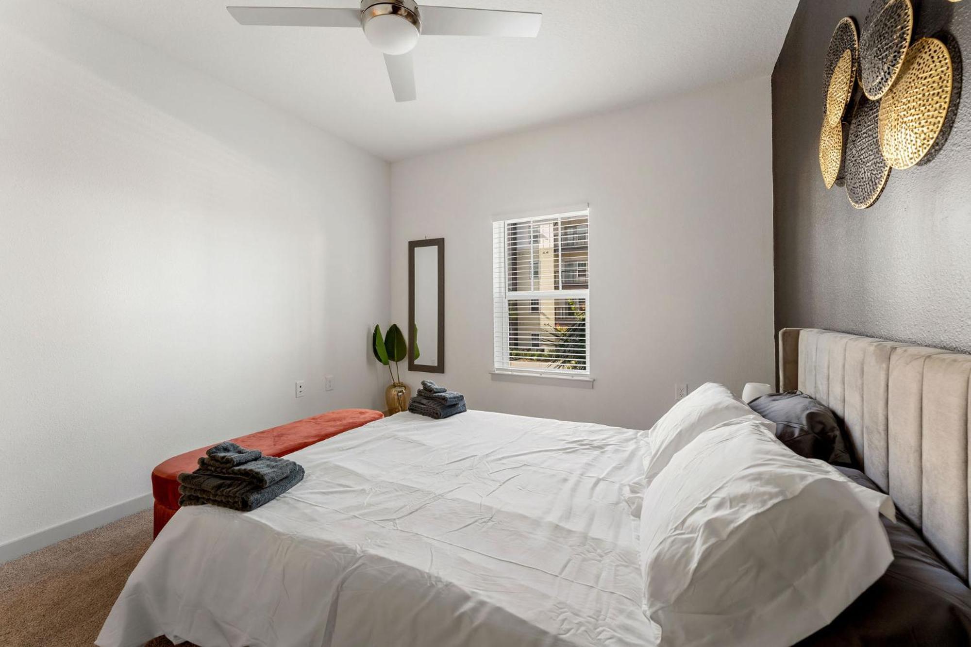 Complete Contemporary 10 Min To Parks Pets Allowed, Resort-style Amenities