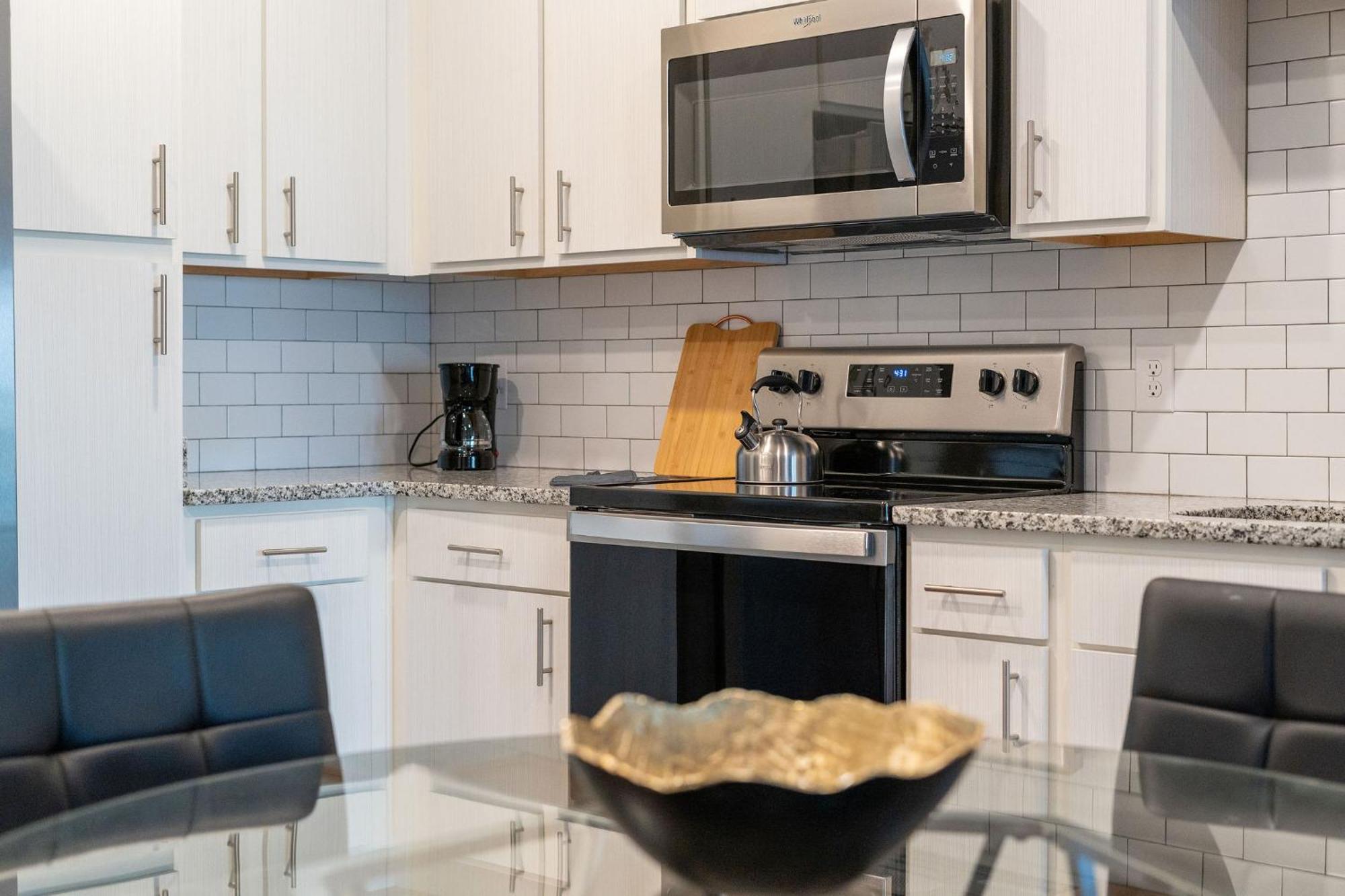 Apartment Complete Contemporary 10 Min To Parks Pets Allowed, Resort-style Amenities