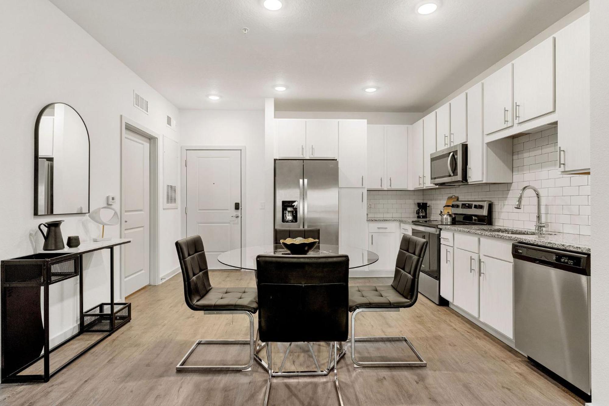 Complete Contemporary 10 Min To Parks Pets Allowed, Resort-style Amenities Apartment *