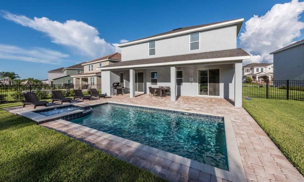 Holiday home 9 Bed Pool With Game Gated