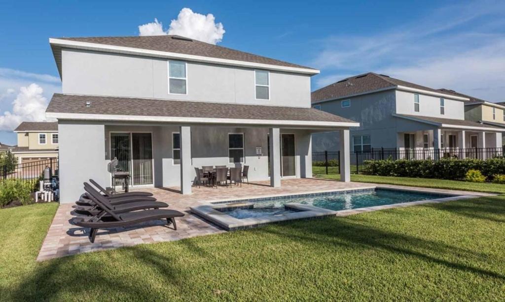 9 Bed Pool With Game Gated *