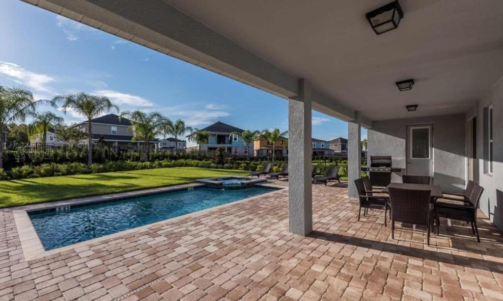 9 Bed Pool With Game Gated
