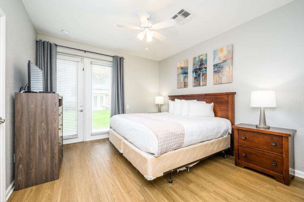 Beautiful Townhome, Vista Cay, Near Parks! 4018 Apartment *