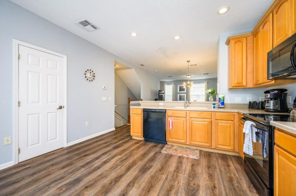 New Modern Townhome, Near The Parks - 4029 Apartment *