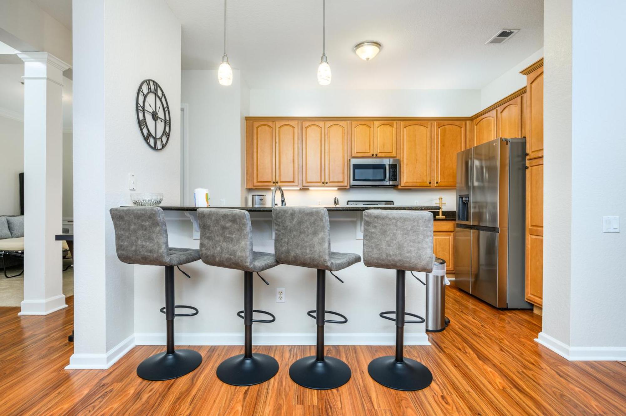 Apartment Penthouse Vacation Condo, Near The Parks - 2015 *