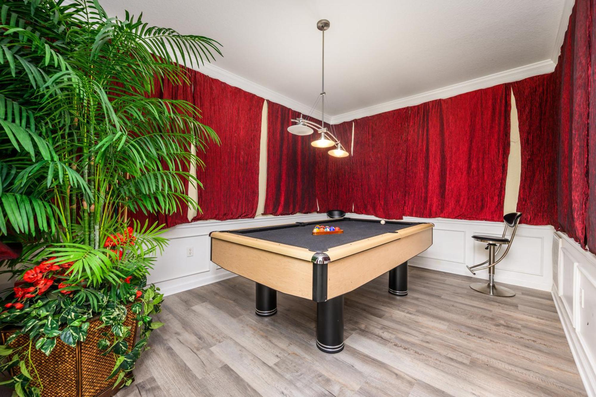 Large With Pool Table, Vista Cay - 2003 Apartment *