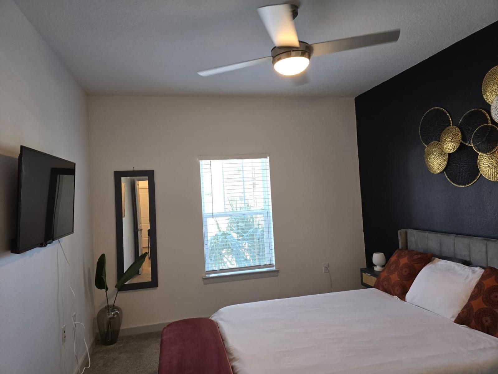 Complete Contemporary 10 Min To Parks Pets Allowed, Resort-style Amenities Apartment *