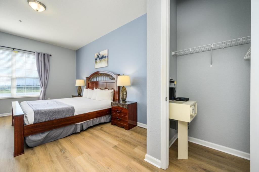 Apartment New Listing! Lakeview Condo, Vista Cay - 1017
