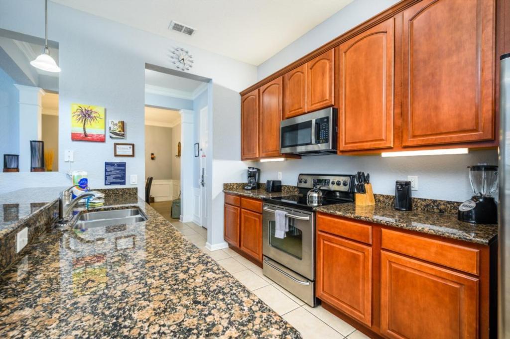 New Listing! Lakeview Condo, Vista Cay - 1017 Apartment
