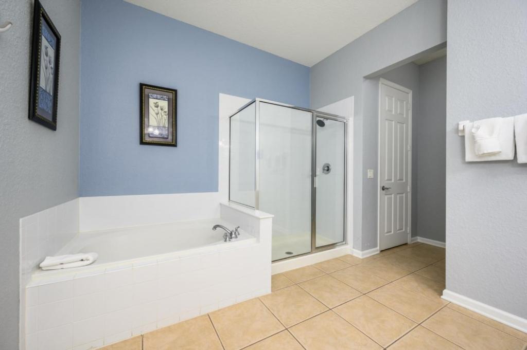 Apartment New Listing! Lakeview Condo, Vista Cay - 1017 *