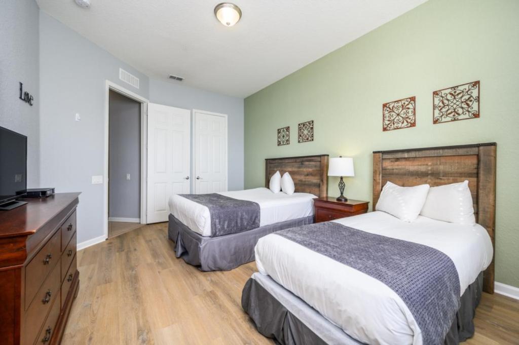 New Listing! Lakeview Condo, Vista Cay - 1017 *