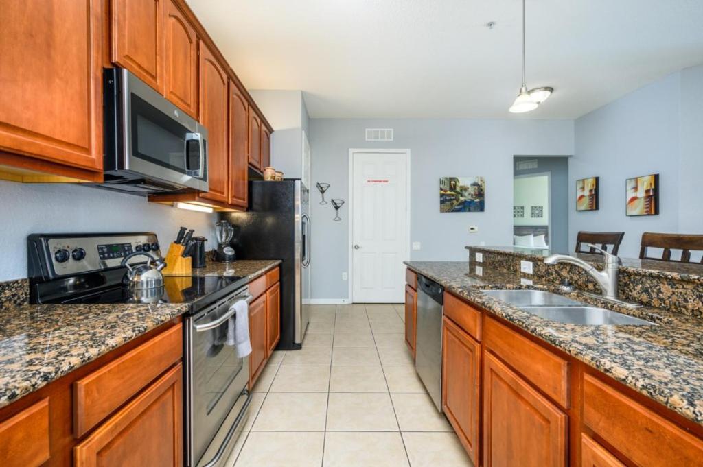 New Listing! Lakeview Condo, Vista Cay - 1017 Apartment *