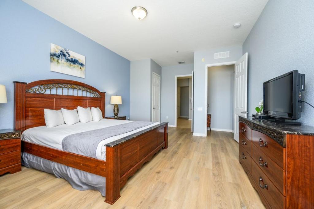New Listing! Lakeview Condo, Vista Cay - 1017 Apartment
