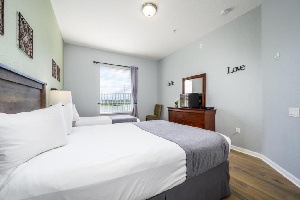 New Listing! Lakeview Condo, Vista Cay - 1017 Apartment *