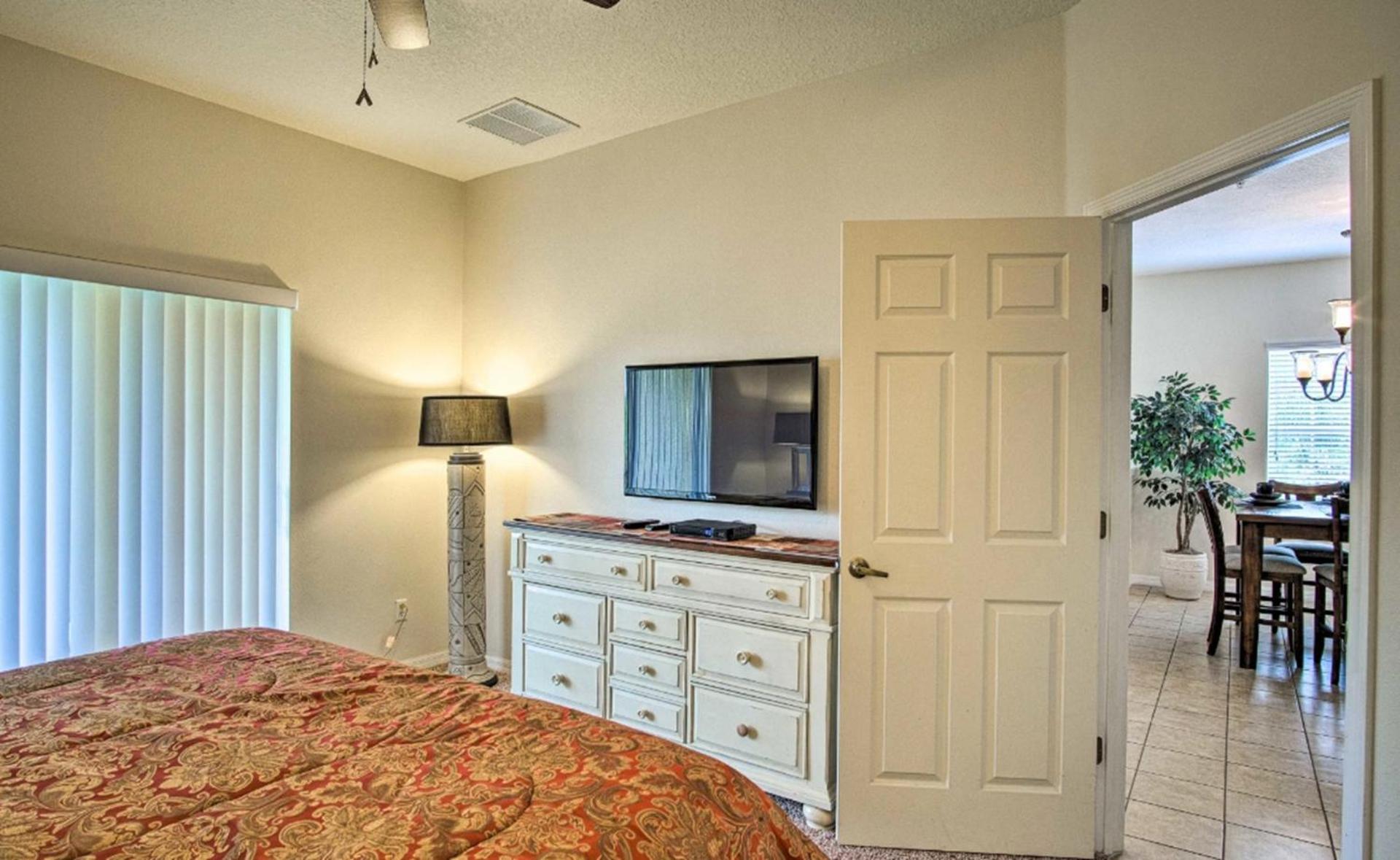 Quiet W/ Balcony ~ 2 Miles To World! Holiday home Orlando