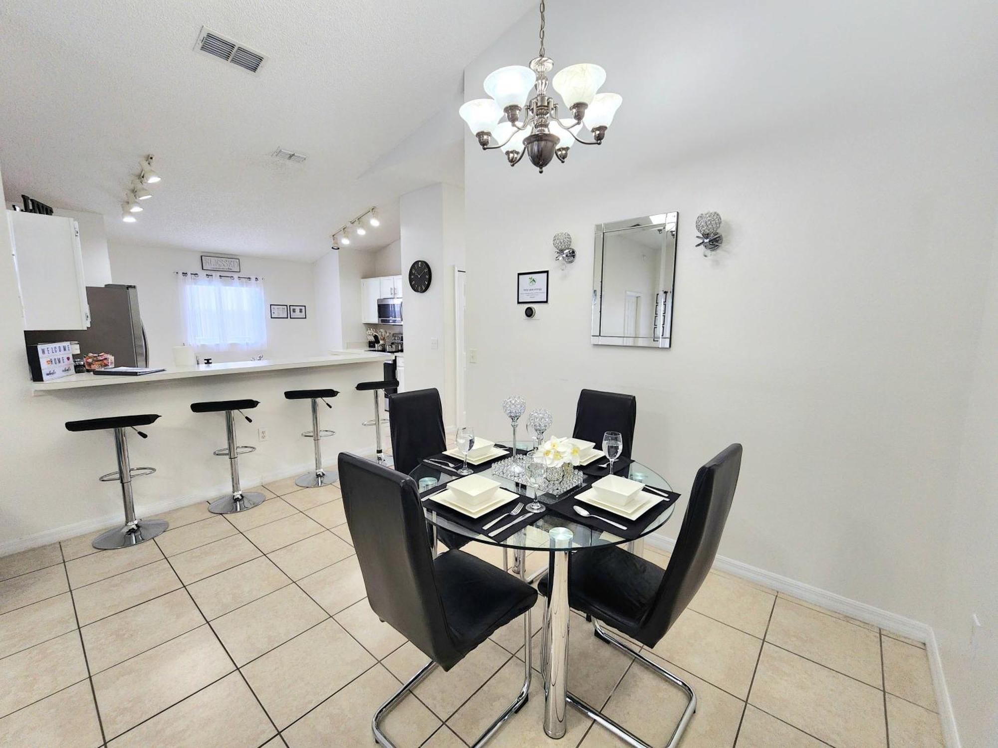 Close To Parks/amazing Private Pool Holiday home *
