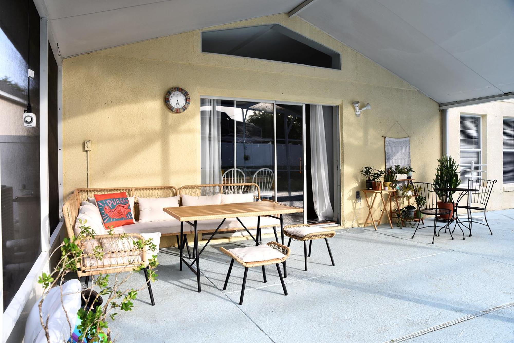 Artisan's Retreat - Poolside Paradise Near Holiday home