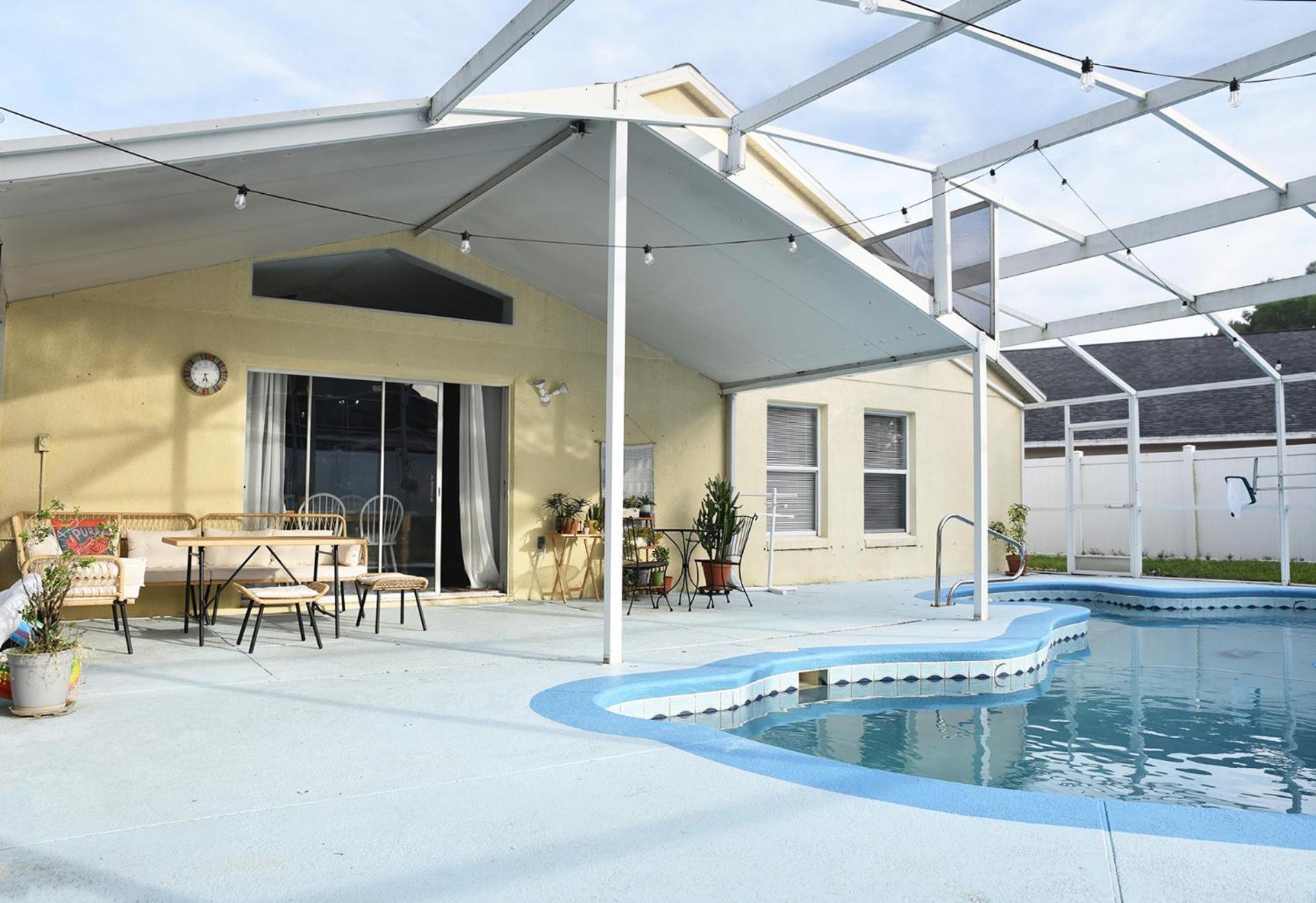 Artisan's Retreat - Poolside Paradise Near Holiday home *
