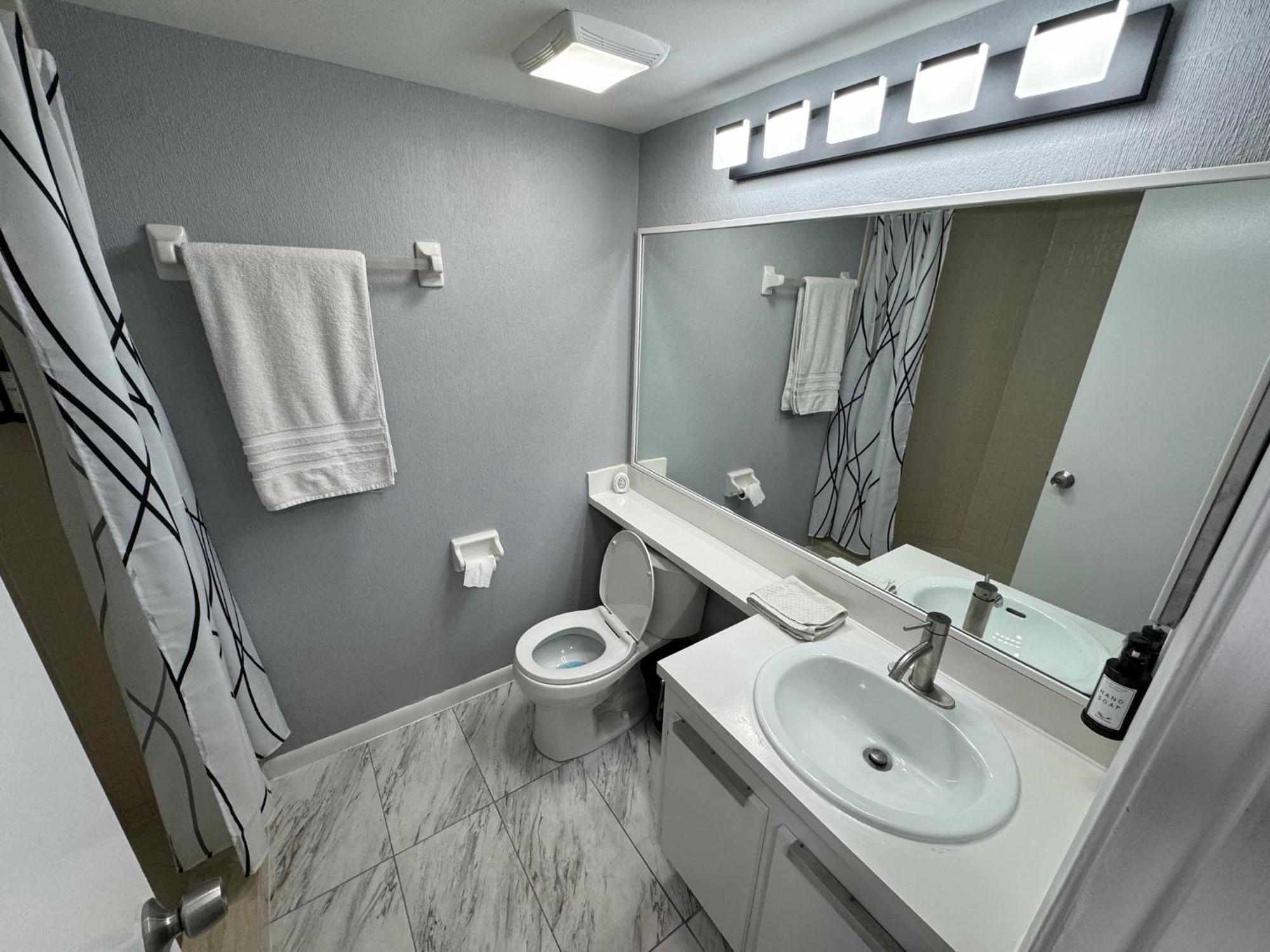 And Airport 15 Minutes From Luxury Apartment *