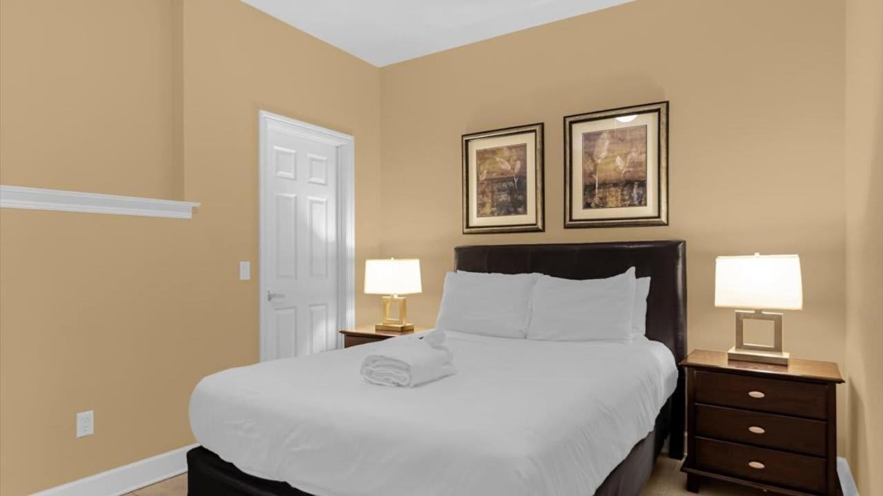 Deluxe Townhome - 5 Min To