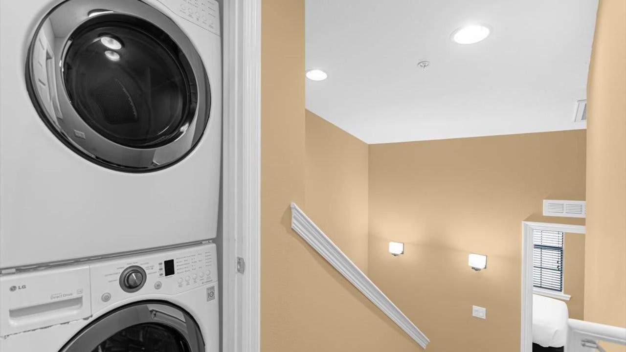 Deluxe Townhome - 5 Min To