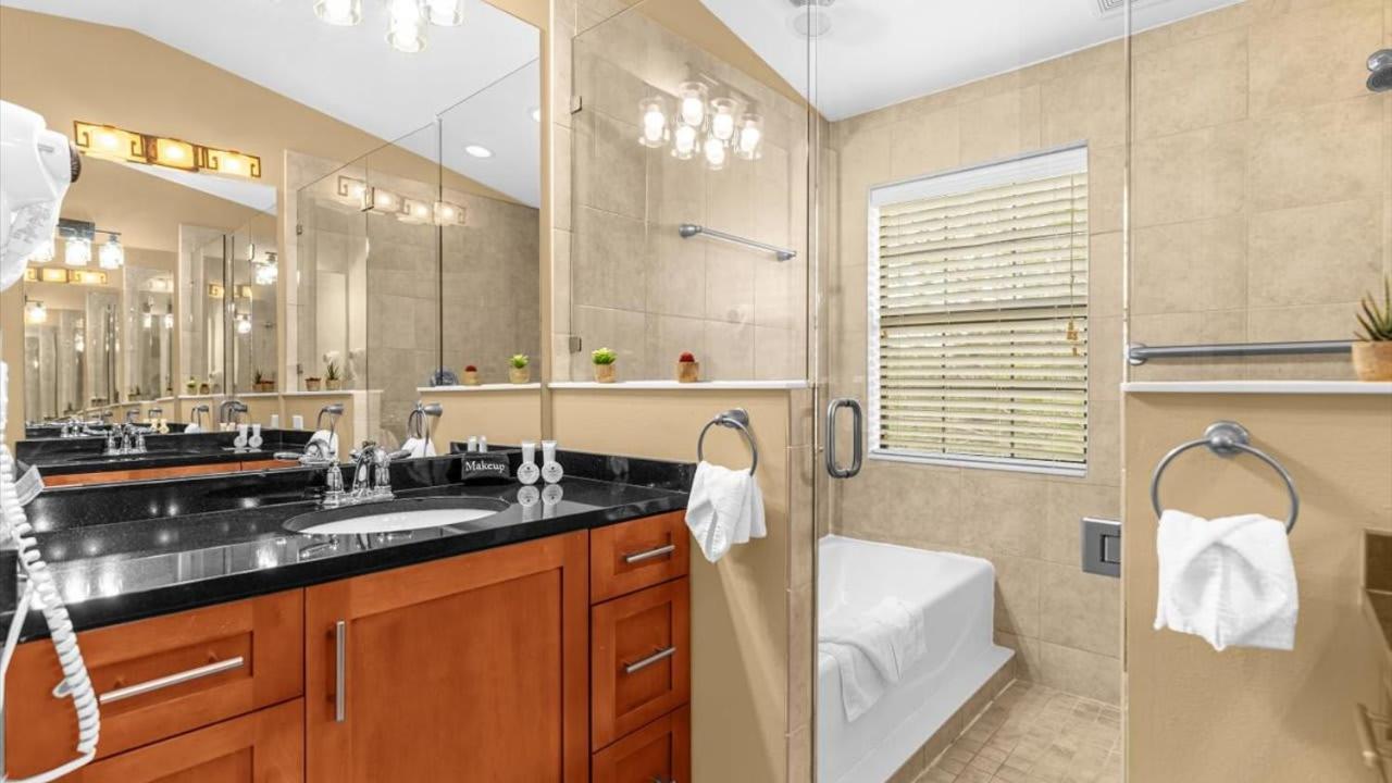 Deluxe Townhome - 5 Min To *