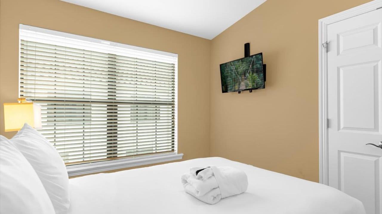 Deluxe Townhome - 5 Min To Holiday home