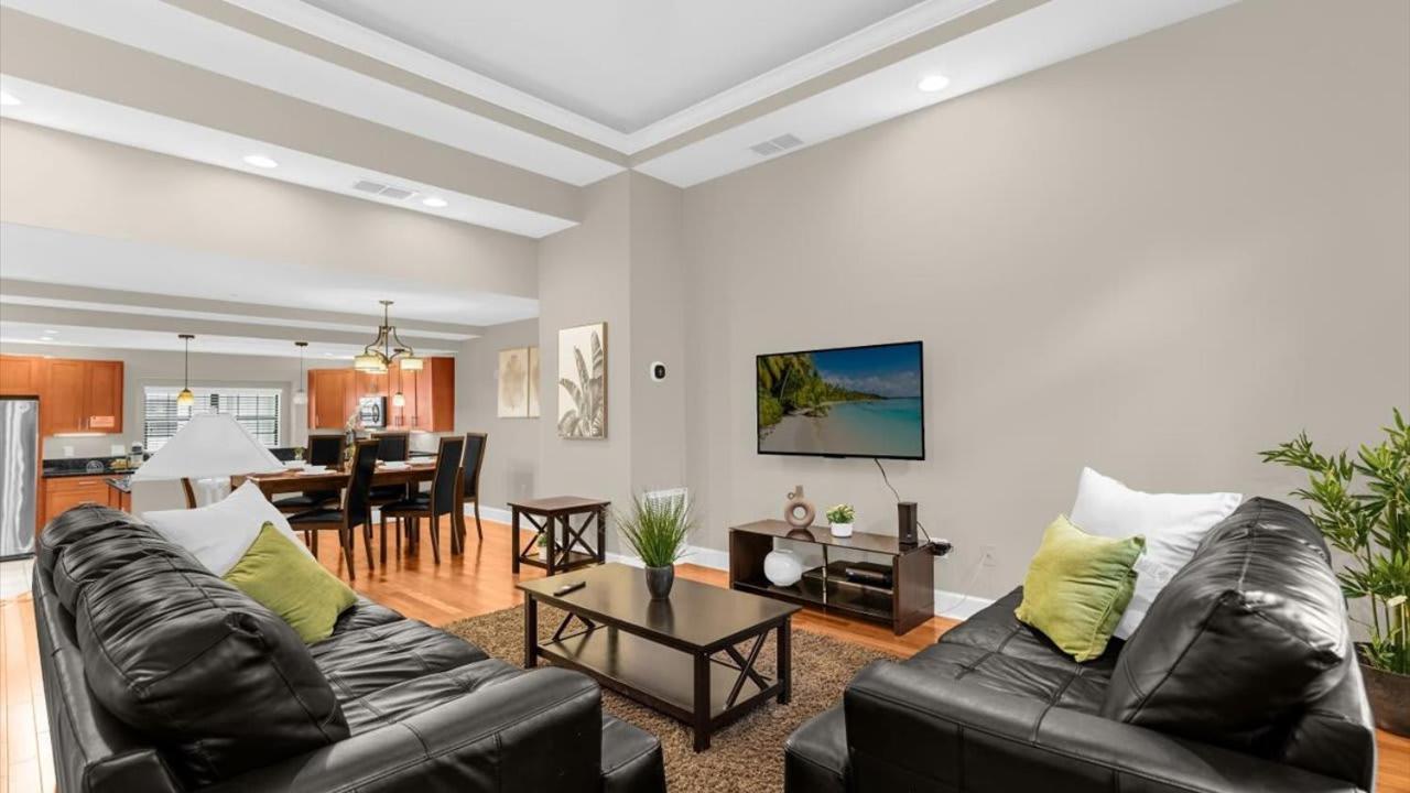 Deluxe Townhome - 5 Min To