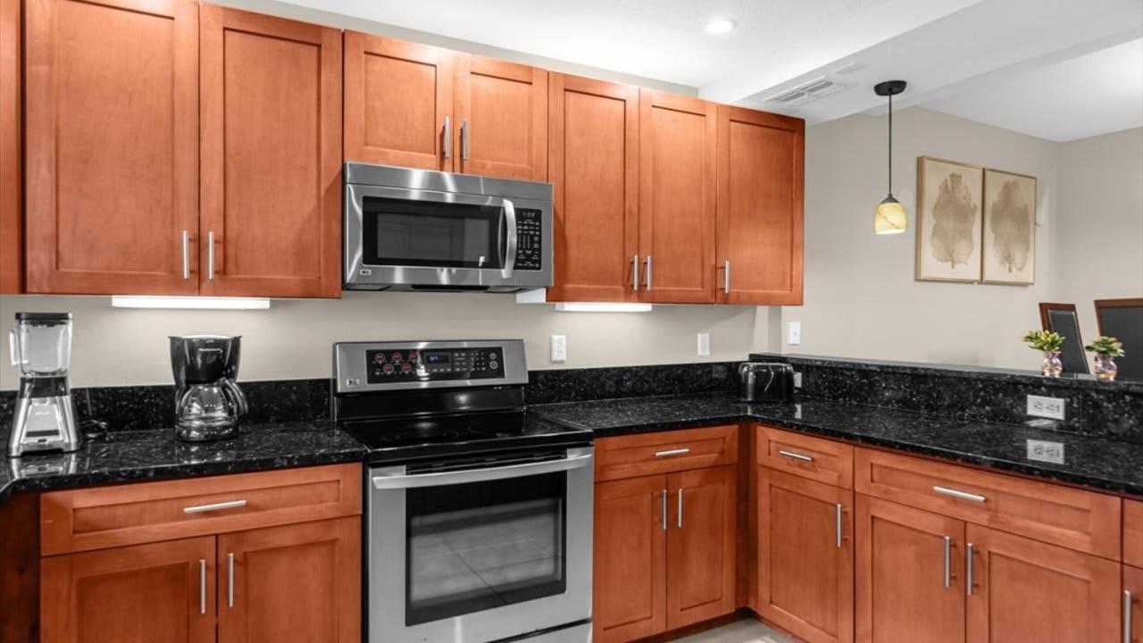 Deluxe Townhome - 5 Min To Holiday home