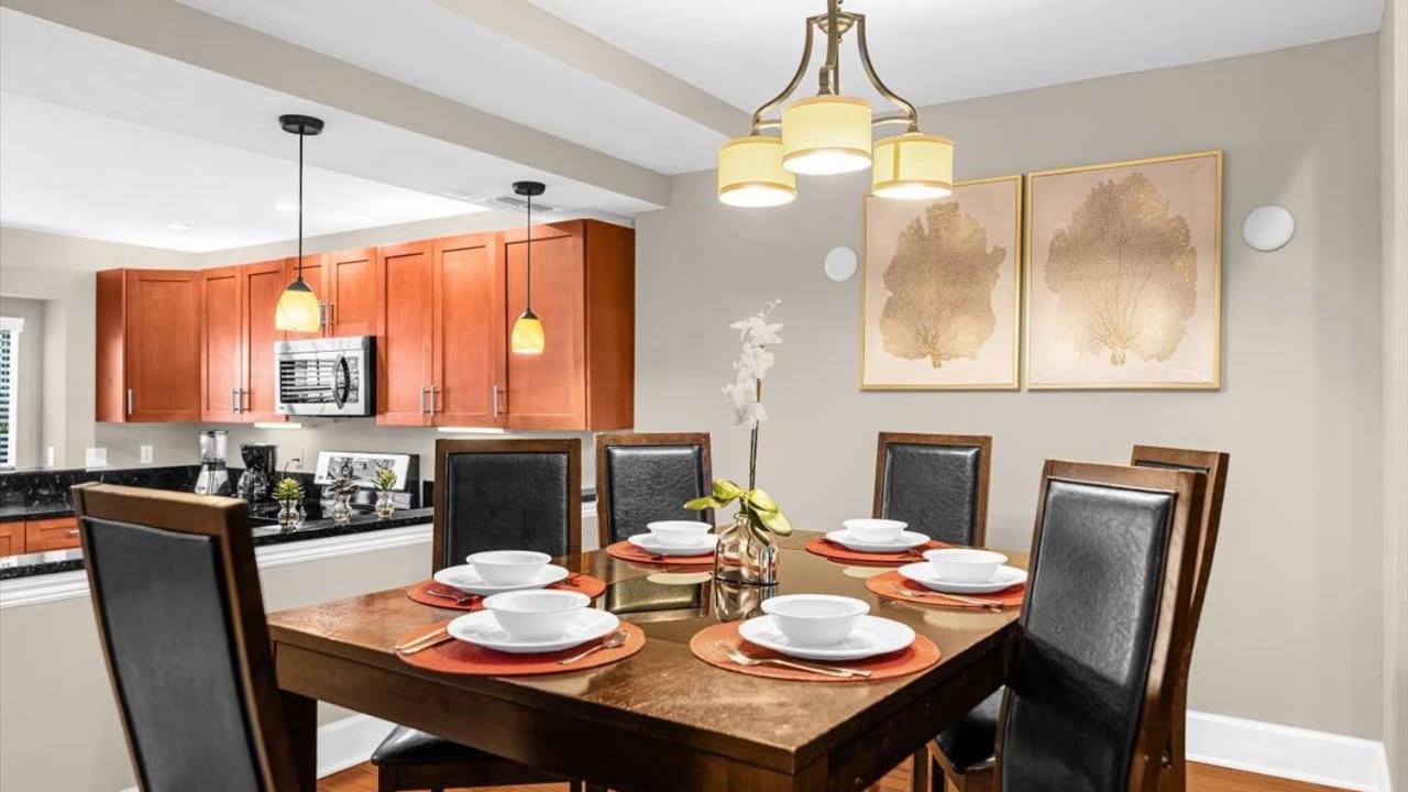 Deluxe Townhome - 5 Min To *