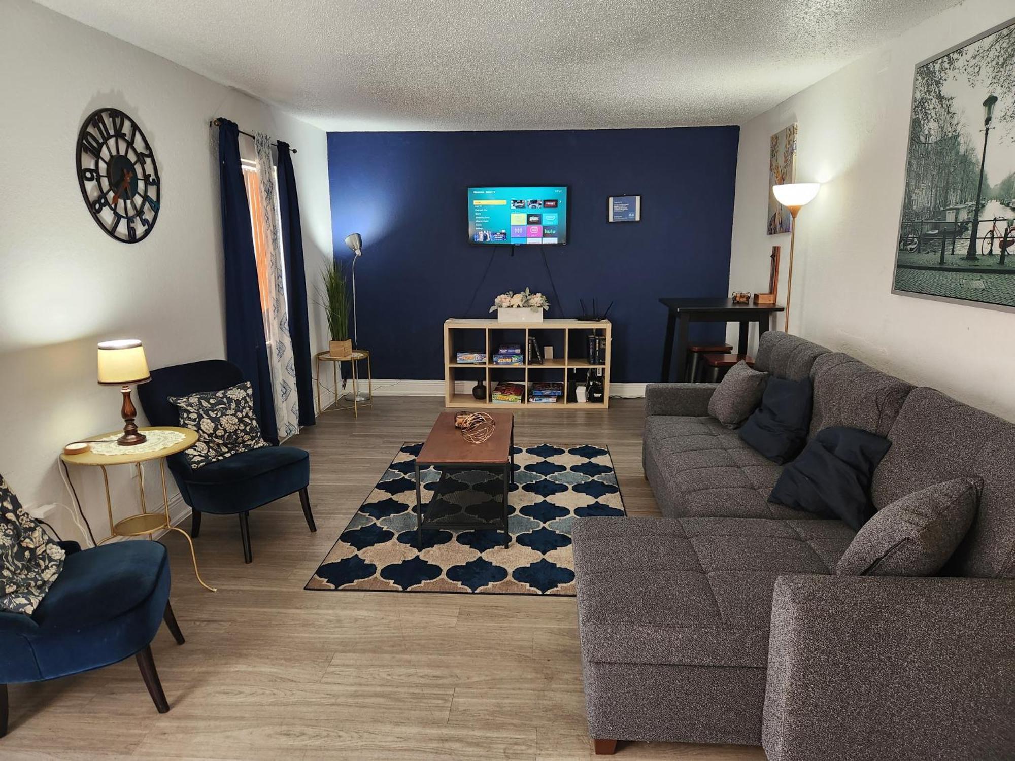 Centauri Vacation Rentals: 2-bedroom Getaway With Free Parking *