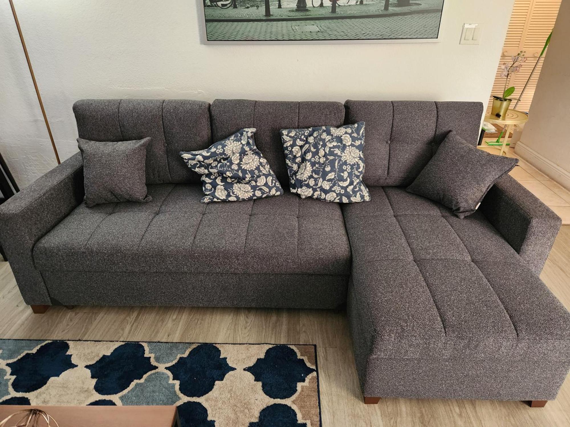 Centauri Vacation Rentals: 2-bedroom Getaway With Free Parking