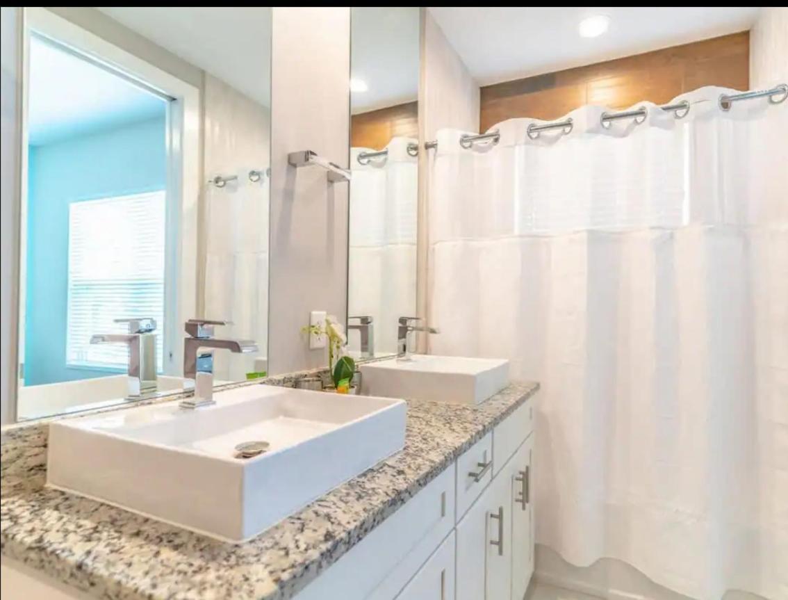 Holiday home 4br Retreat Gated With Pool & Hot Tub *