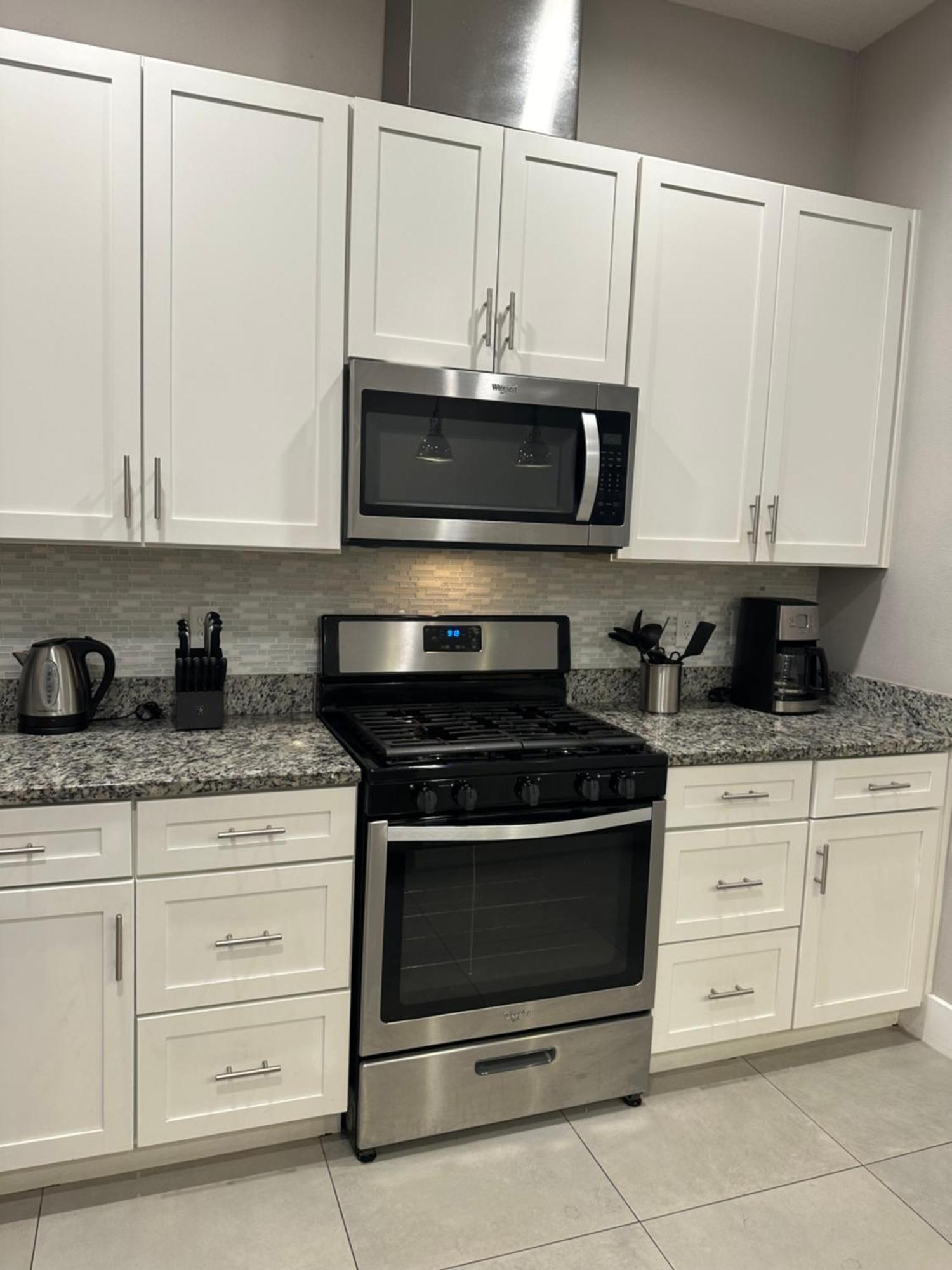 4br Retreat Gated With Pool & Hot Tub *
