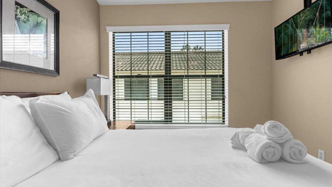 Luxury Townhome - 5 Minutes To Holiday home *